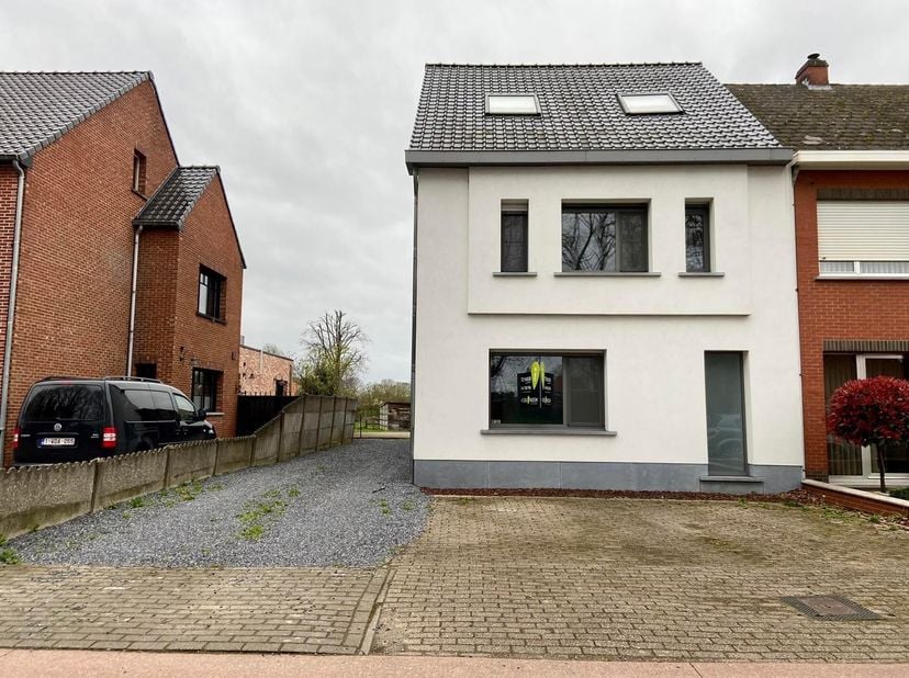 Instapklare woning, gelegen in Onze-Lieve-Vrouw Olen, op wandel - / fietsafstand van winkels, openbaar vervoer, scholen, station, ..., en met een vlot