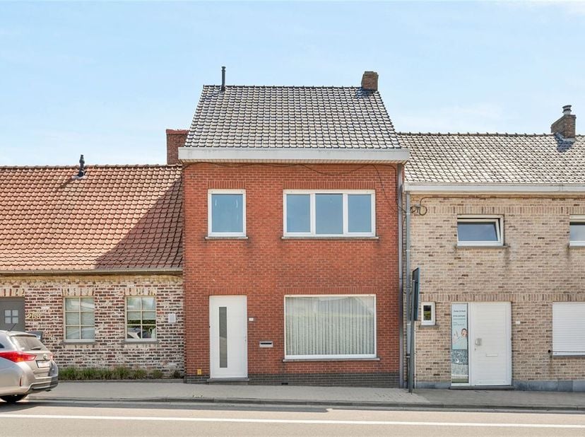 In het levendige dorp Abele, op vlotte verbinding richting Frankrijk en op 5min van de Hoppestad Poperinge, treffen we deze te renoveren rijwoning aan