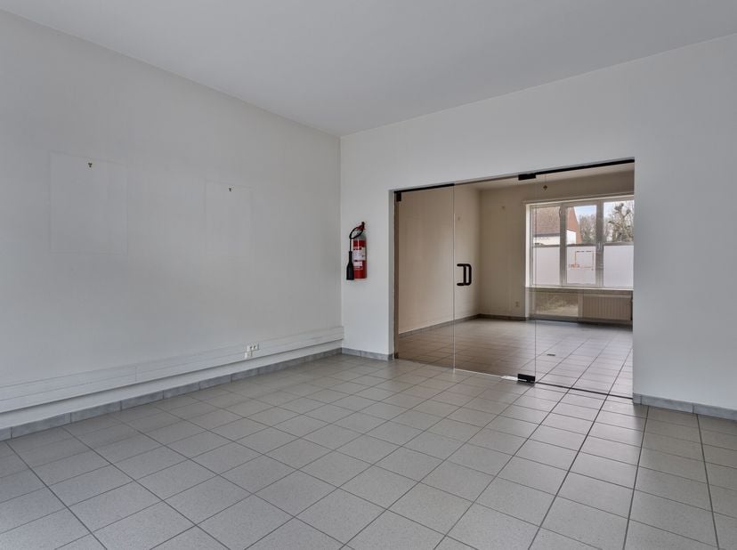 Dit lichtrijke en verzorgde kantoor met woonst te koop ligt aan de Lindenlaan in Ertvelde, vlakbij de R4, voor een vlotte bereikbaarheid. Dit pand bie