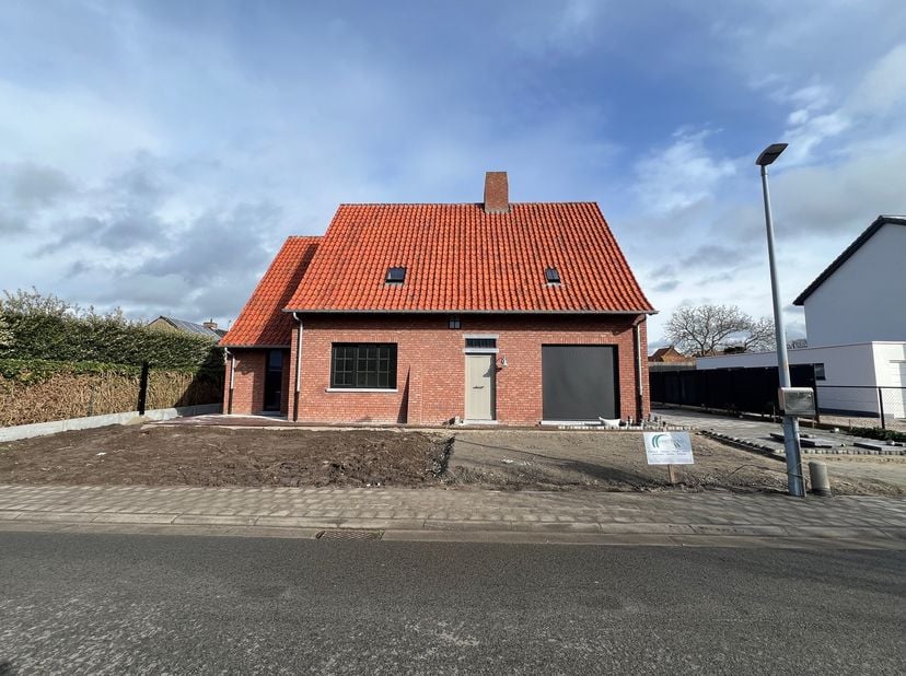 De woning is als volgt ingedeeld:&lt;br /&gt;
&lt;br /&gt;
gelijkvloers:&lt;br /&gt;
inkom met gastentoilet, lichtrijke leefruimte, volledig ingerichte keuken met o.a.