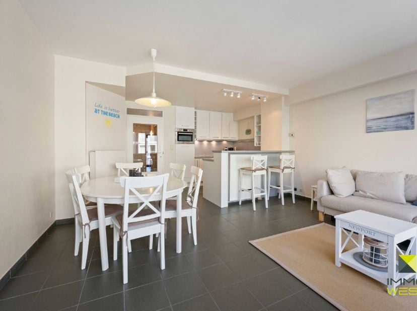 Ce charmant appartement situé dans le pittoresque St-Idesbald est bien plus qu’un simple logement en bord de mer – c’est un lieu de détente, où lumièr