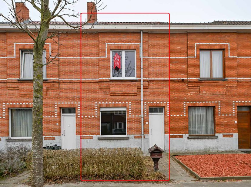 TE RENOVEREN WONING MET TUIN &lt;br /&gt;
 &lt;br /&gt;
De woning heeft een gelijkvloers, tuin, een verdieping en een zolder onder zadeldak.   &lt;br /&gt;
- gelijkvloe