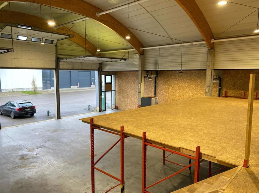 Entrepôt à louer situé dans le zoning d&#039;Achêne&lt;br /&gt;
Description :&lt;br /&gt;
-Surface au sol : 274 m²&lt;br /&gt;
- Plateforme supplémentaire incluse&lt;br /&gt;
- Ac
