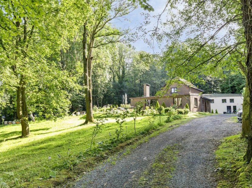 Immo Pické vous propose cette belle maison avec dépendance sur un terrain de 7.855 m2 au cœur du Kamerijkbos. Échappez à l&#039;agitation et profitez du pl
