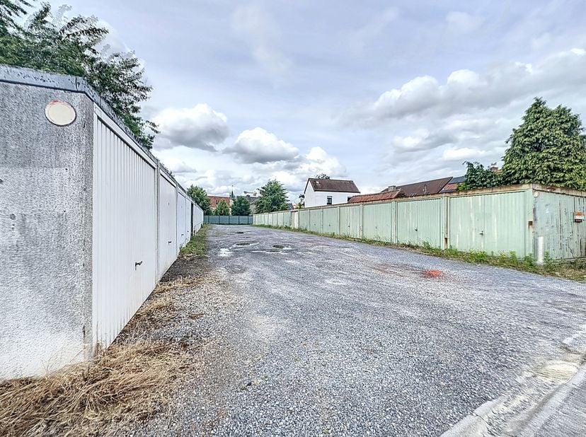 Opbrengsteigendom: 10 metalen garageboxen te koop nabij het centrum van Sint-Eloois-Vijve. Ideale investering!&lt;br /&gt;
De garageboxen beschikken over ee