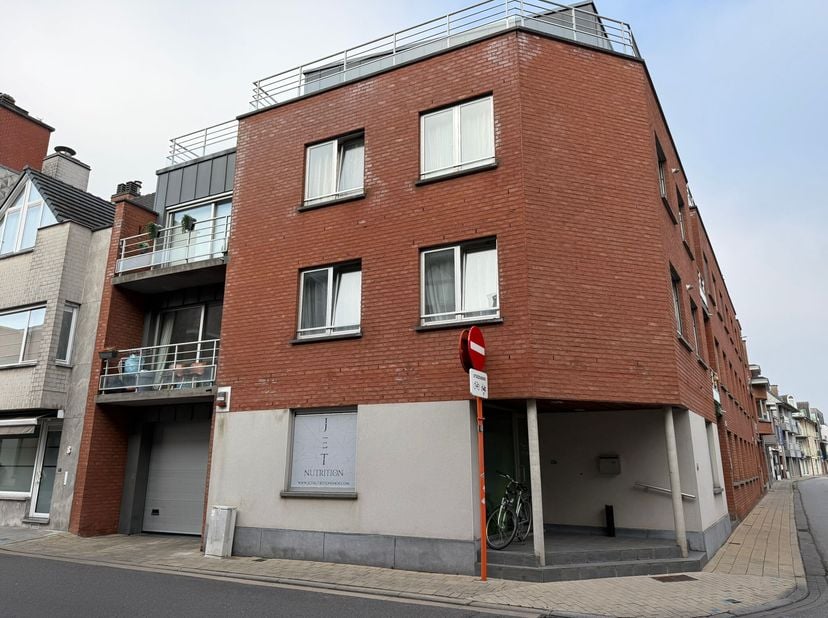 Dit appartement met 1 slaapkamer is gelegen in het centrum van Waregem.  Binnen de leefruimte is er plaats voor zowel een gezellige zithoek alsook een