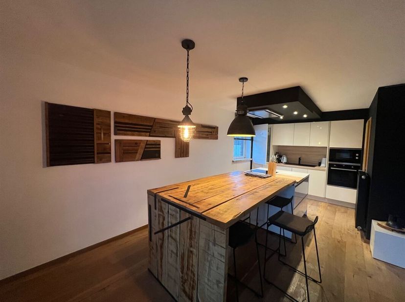 Situé en bordure du parc Elisabeth, au centre de Bastogne, cet appartement duplex a été rénové avec goût et matériaux de qualité. Il est composé dun h