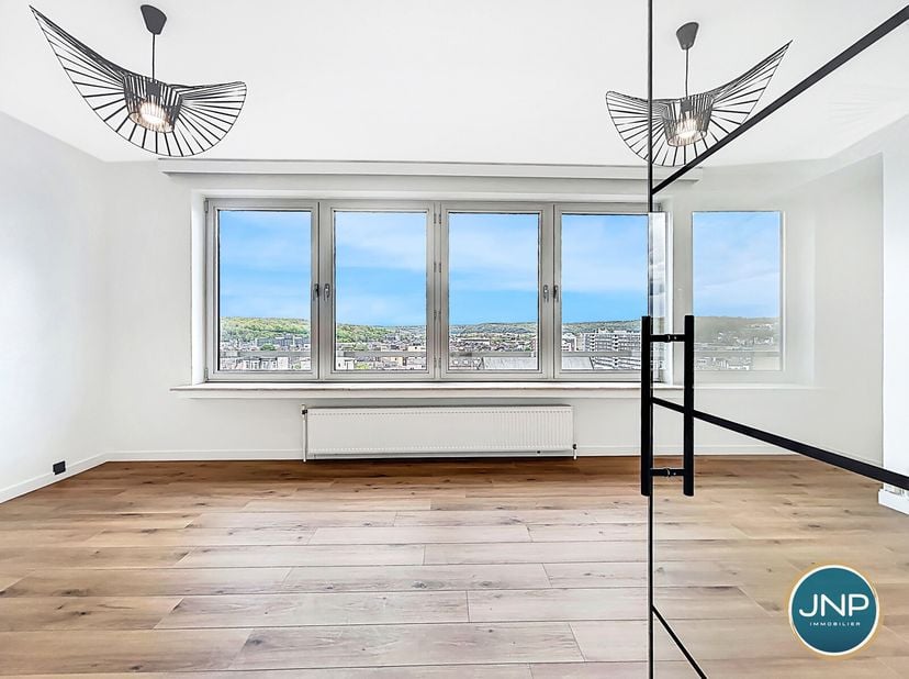 JNP Immobilier a le plaisir de vous présenter ce lumineux appartement 1 chambre récemment rénové au 9e étage d&#039;un immeuble avec ascenseurs. Situé entr