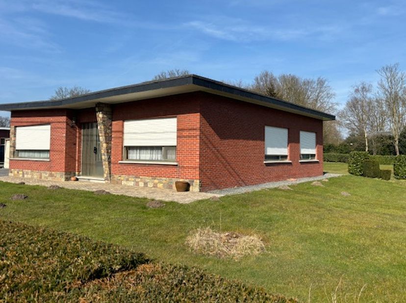Goed onderhouden eigendom van 17a95ca (34,50m x 51,71m) met  gelijkvloerse woning open bebouwing en grote tuin, achterste deel is gelegen in agrarisch