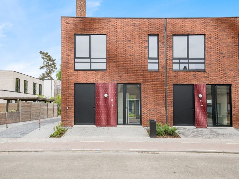 In Sinaai wordt de voormalige Melkerij ontwikkeld tot een prachtig wooncomplex. De Melkerij telt 27 appartementen (1-2-3 slaapkamers), 5 woningen en 3