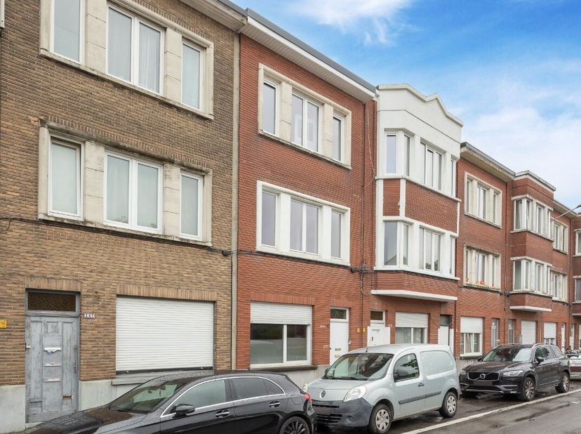 Bent u op zoek naar een uitstekende investering? Deze opbrengsteigendom biedt alles wat u nodig heeft! Het eigendom bestaat uit 3 aparte units met eig