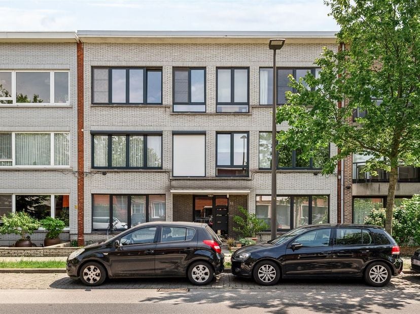 Prachtig gelijkvloers appartement (79m²) voorzien van één ruime slaapkamer met prachtig aangelegde tuin op toplocatie te Berchem biedt tal van mogelij