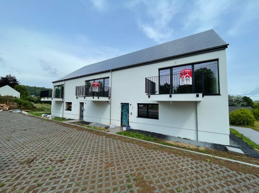 ERA BLUX presenteert deze prachtige nieuwe flat van 91 m², gelegen in een rustige woonwijk van Tenneville, op 20 minuten van Marche-en-Famenne en 15 m