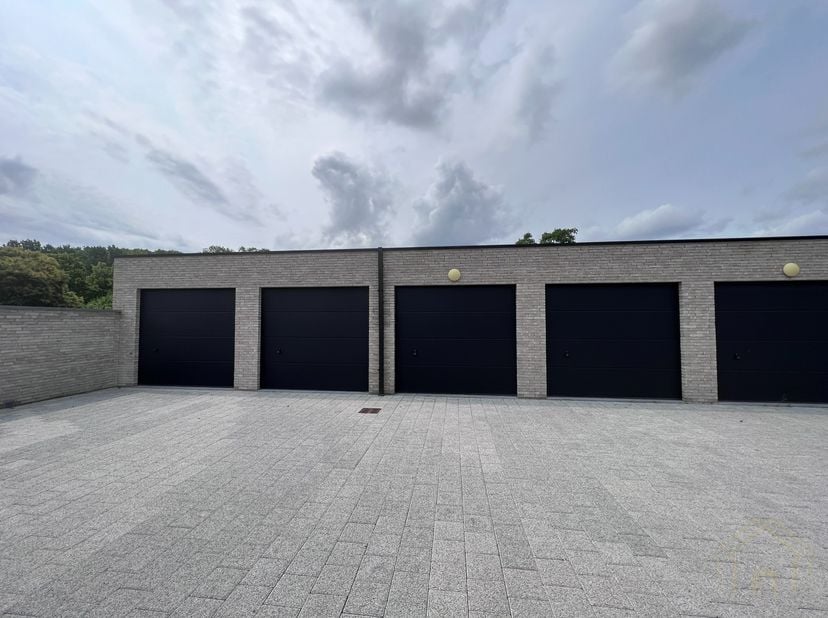 Twee garages te koop (30.000 euro per garage excl. kosten) van 8 meter x 3 meter. Uitgerust met sectionale poort, elektriciteit aanwezig.