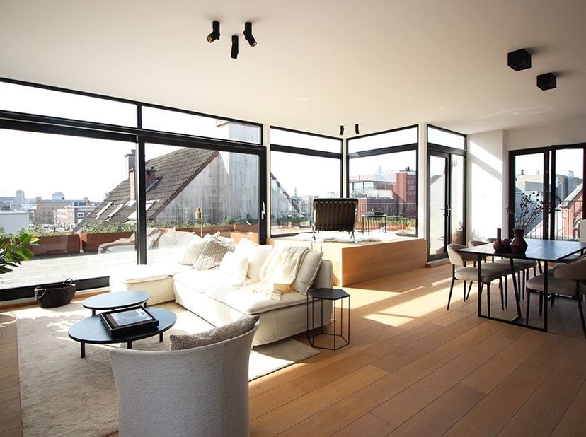 Au Bordeauxstraat 9, au cœur d&#039;Anvers Sud, se trouve ce magnifique penthouse en duplex avec une vue imprenable sur la ville et le port de plaisance. C