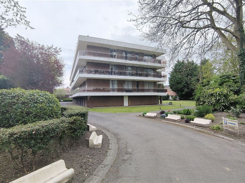 Henro-immo vous propose ce bel appartement situé au 3ème étage (avec ascenseur) de la résidence &quot;L&#039;ORANGERIE&quot;.&lt;br /&gt;
Il se compose d&#039;un hall d&#039;entrée,