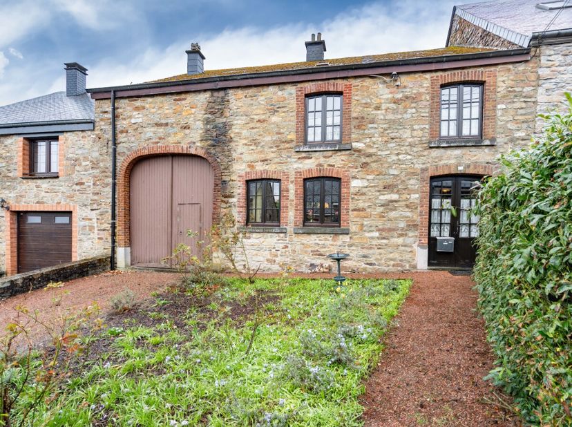 ERA B-LUX presenteert u dit charmante huis met tuin en garage, gelegen op een terrein van 5 are 86 centiares, in het rustige dorpje Hatrival (gemeente