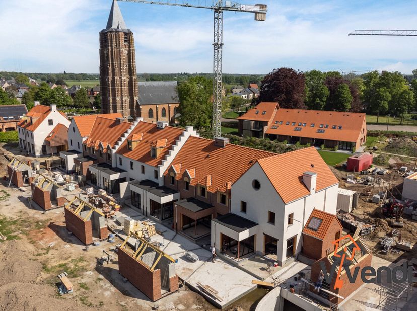 Aan de rand van het centrum op een zeer unieke en rustige locatie onder de schaduw van de Sint-Michielskerk treft u dit stijlvolle en authentieke nieu