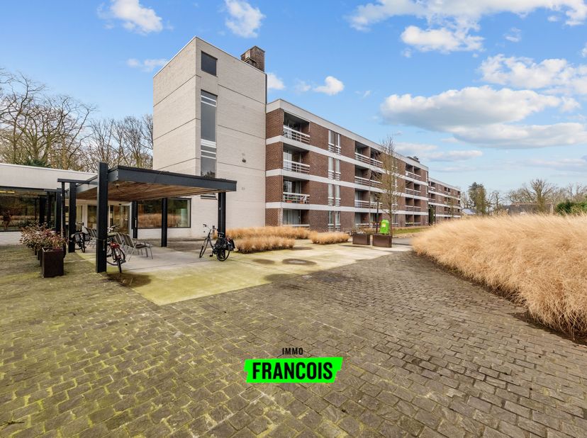 Dit pakket van 3 assistentiewoningen bevindt zich in Residentie Berkenhof, een rustige en groene omgeving in Assebroek, net buiten het centrum van Bru
