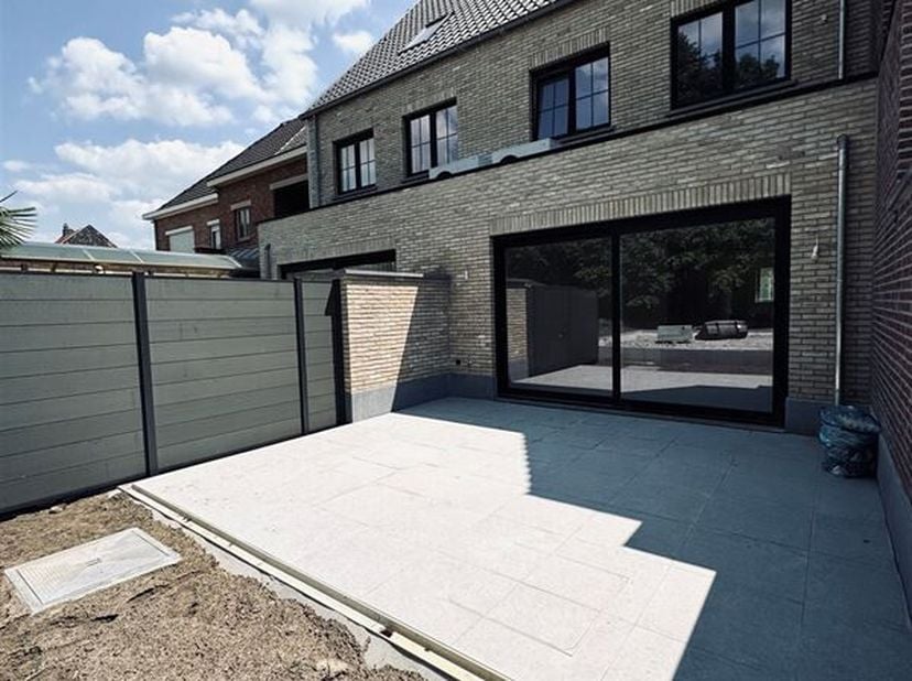 Deze halfopen nieuwbouwwoning is gelegen in het centrum van Sint-Pauwels, in het groen en met uitzicht op de Roomanmolen. U beschikt over een zonnig t