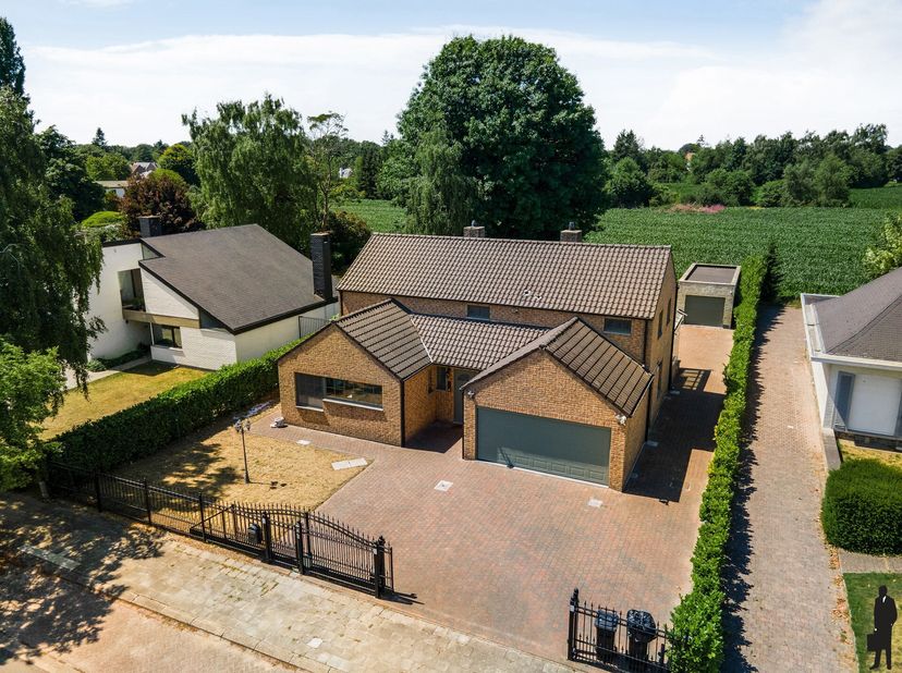 Exclusieve, gerenoveerde villa met hoogstaande afwerking in rustige buurt in Wommelgem&lt;br /&gt;
Deze instapklare villa, volledig vernieuwd in 2020, bevin