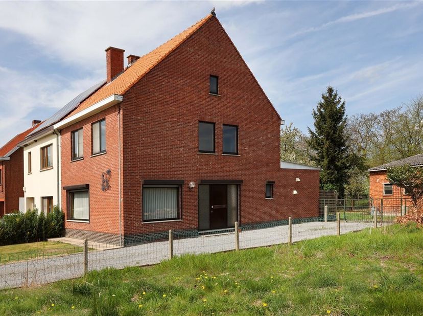 Rustig en centraal gelegen gezinswoning met 3 slaapkamers in groene omgeving&lt;br /&gt;
Omgeving:&lt;br /&gt;
+ Rustig gelegen in een groene omgeving&lt;br /&gt;
+ Op