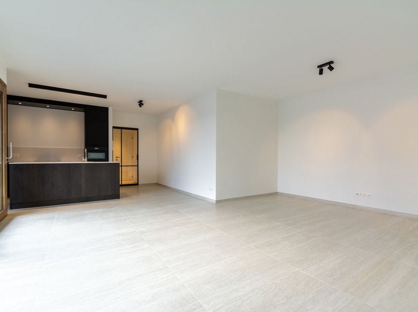 L&#039;appartement est situé au 3ème étage d&#039;un immeuble avec ascenseur.&lt;br /&gt;
L&#039;appartement offre une vue unique sur la réserve naturelle. L&#039;environnement