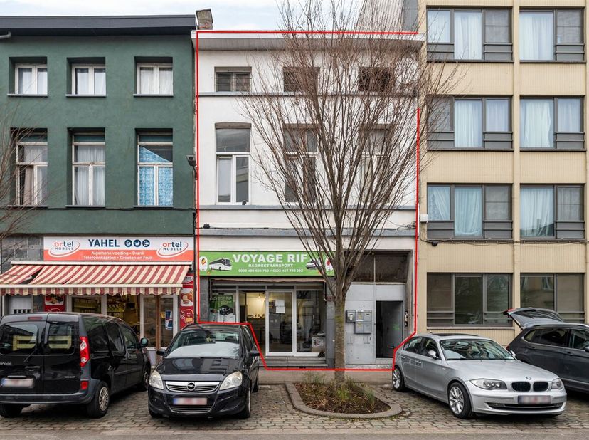 Te renoveren handelshuis, opgesplitst in meerder units&lt;br /&gt;
 Ligging: Ontdek dit handelshuis in de Helmstraat, vlakbij grotere invalswegen en op een