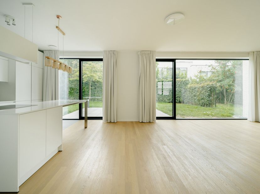 Deze nieuwe eengezinswoning met een bruto vloeroppervlakte (EPC) van ± 191 m², gelegen in de directe nabijheid van het Lycée Français en de wijk Prins