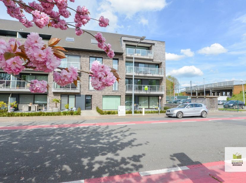In residentie Lugani (bj &#039;14) vindt u dit ruim en lichtrijk 2-slaapkamer appartement met groot terras. De ligging is ideaal voor wie een appartement z