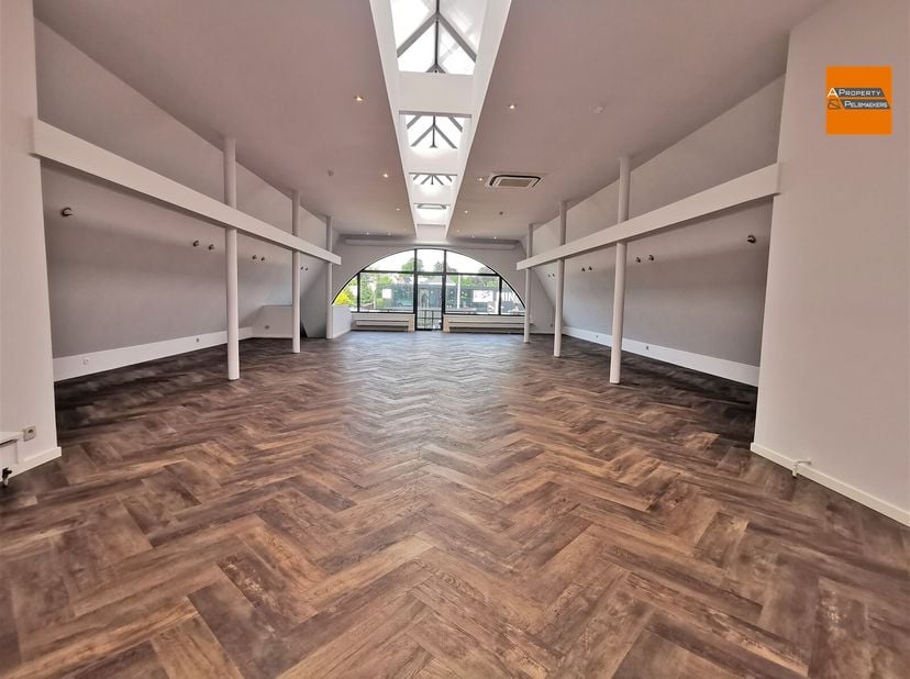Bedrijfspand met diverse mogelijkheden op een uitstekende locatie.&lt;br /&gt;
Dit pand van 1275m² bestaat uit:&lt;br /&gt;
 -           Magazijn van 897m² op het