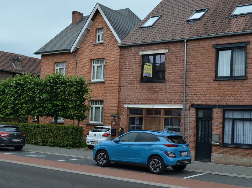 Uitzonderlijk renovatieproject van een half-open bebouwing met twee slaapkamers.&lt;br /&gt;
Indeling : woonkamer, volledig ingerichte keuken met aansluiten