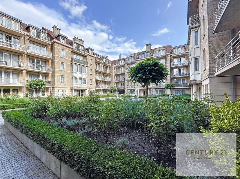 (Centre) Lumineux appartement remis à neuf, au 2ème étage d&#039;un complexe récent comportant: vaste hall d&#039;entrée, spacieux séjour carrelé donnant sur un