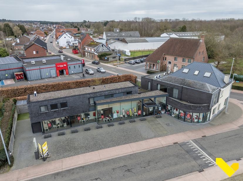 Gelegen op een prestigieuze locatie, bieden wij u deze unieke kans om een prachtig handelspand met ruime, luxe woning te verwerven. Dit indrukwekkende