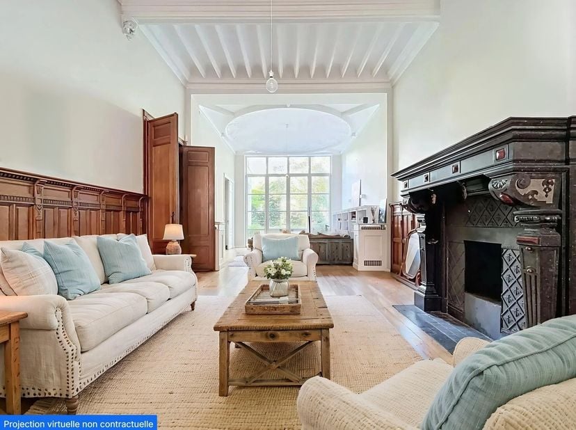 LOUISE/STEPHANIE - Op de begane grond van een prachtig Maison de Maitre, prachtig duplex met+/- 300m² leefruimte. Inkomhal met vestiaire, grote woonka