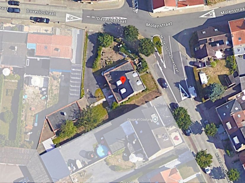 Interessant renovatieproject of projectgrond op een ruim perceel op de hoek van de Michel van Hammestraat en de Daverlostraat/Molenstraat. Totale gron