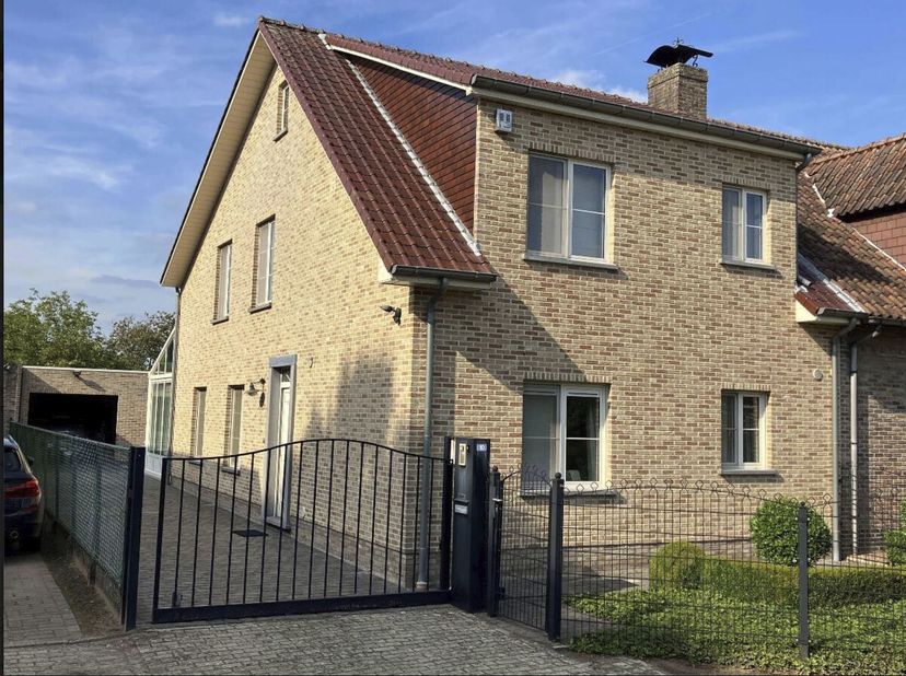 MOOIE, RUIME RUSTIG GELEGEN HALFOPEN BEBOUWING NABIJ CENTRUM &lt;br /&gt;
 &lt;br /&gt;
Ruime halfopen bebouwing met mooi onderhouden tuintje, met vele extra troe