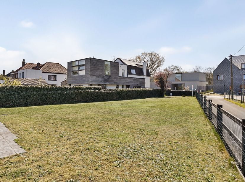 Cette maison individuelle de plain-pied située le long du Brieversweg a été construite sur un terrain bien orienté de 955 m² (composé de 2 parcelles: