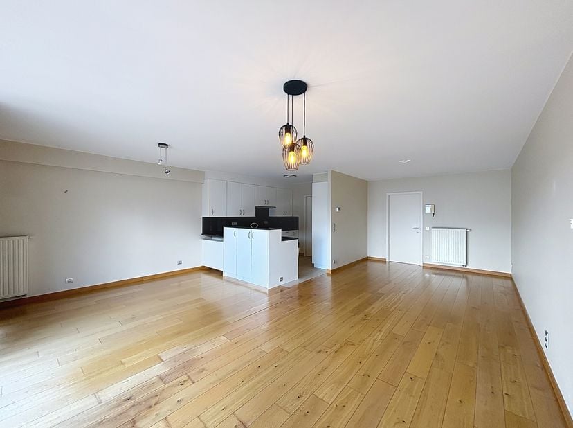 Cet appartement spacieux est situé au cur de la ville historique de Bruges, à quelques pas de toutes les commodités: restaurants, boutiques, sites tou