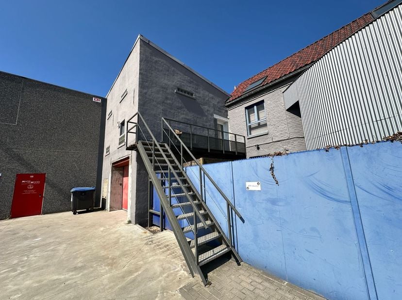 Multifunctionele commerciële ruimte van +/- 225 m² te huur in Braine-l’Alleud, gelegen op de eerste verdieping van een goed bereikbare locatie aan de