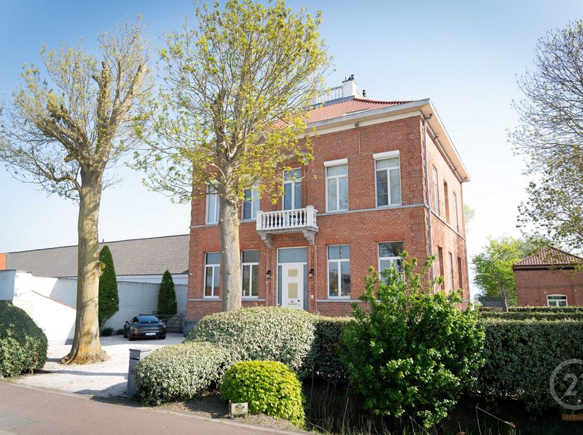 Gelegen in het rustige en pittoreske Leffinge, een deelgemeente van Middelkerke, bieden wij Le Petit Chateau te koop aan. Deze sfeervolle woning is ge