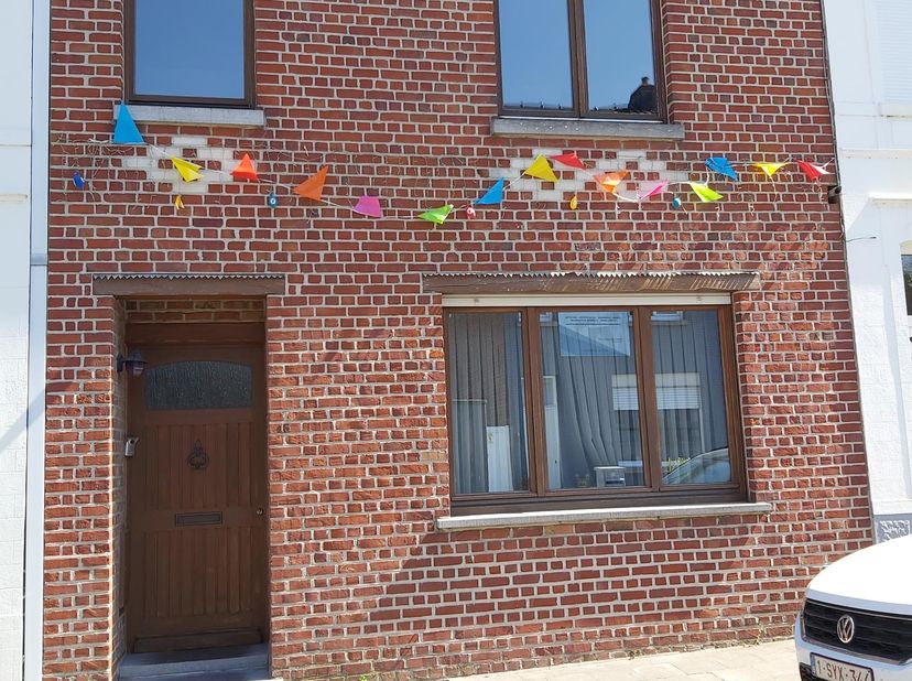 UIT DE HAND TE KOOP: Eengezinswoning te koop met 3 slaapkamers, gelegen te Aalbeke.&lt;br /&gt;
&lt;br /&gt;
Vlak nabij liggen restaurants, scholen, winkels en ee