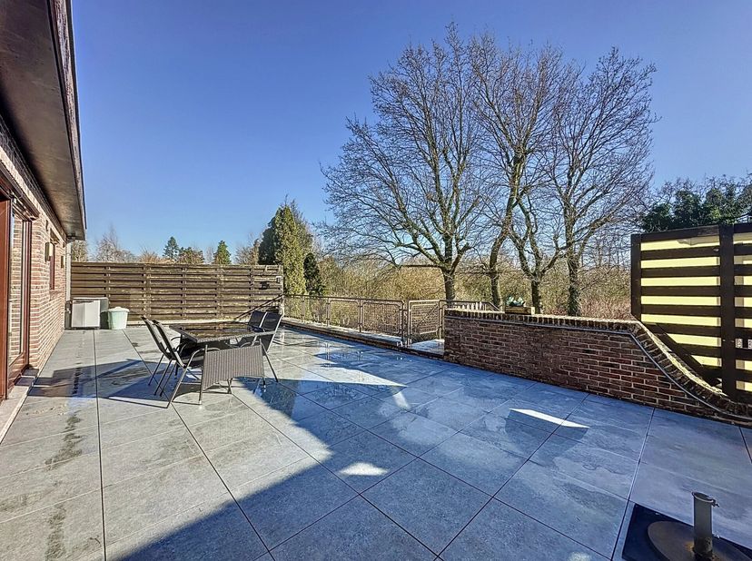 Ruim appartement in Lommel met 4 slaapkamers.&lt;br /&gt;
Dit appartement is ideaal gelegen nabij de invalswegen naar Hasselt en Eindhoven. Het biedt een ui