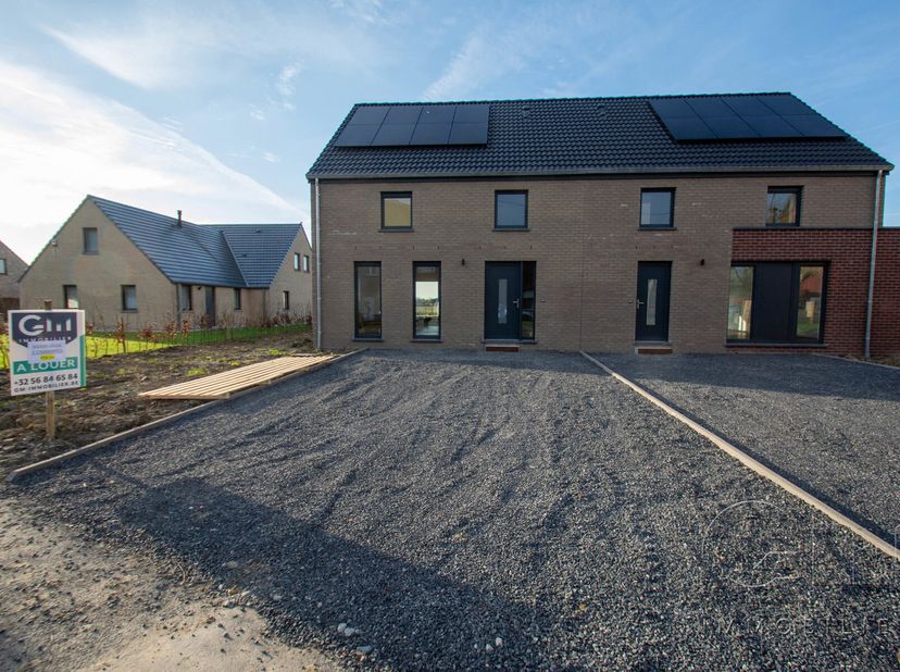 HERSEAUX&lt;br /&gt;
Construction neuve 3 façades sur une parcelle de 500 m² offrant de superbes atouts énergétiques   et composée comme suit :&lt;br /&gt;
*Au RD