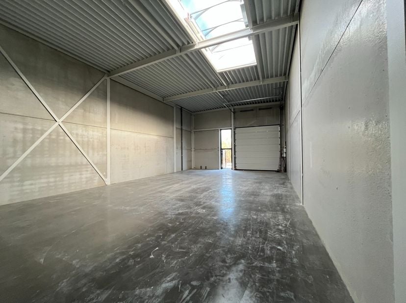 KMO Unit te huur van 167,5m² (unit 104k) met 2 parkeerplaatsen. Het magazijn is gelegen in het nieuwe Business Park Heros aan de Herkenrodesingel (Gro