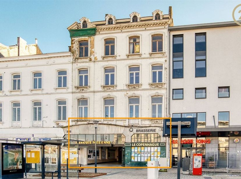 NAMUR &lt;br /&gt;
Idéalement située face à la gare de Namur, dans un quartier récemment rénové, cette ancienne brasserie &quot;Le Copenhague&quot; dans un parfait ét