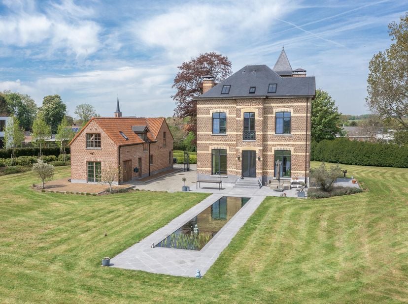 Exclusieve villa op 1,5ha met vier slaapkamers en zwemvijver.&lt;br /&gt;
Deze uitzonderlijke stijlvolle villa heeft een prachtig verzicht op de tuin met zw