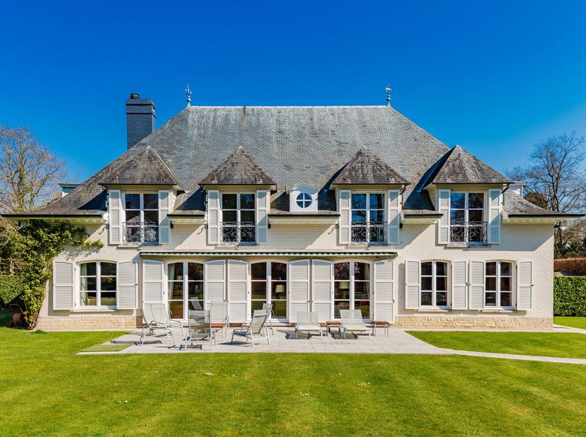 Op loopafstand van Stockel, het metrostation en alle voorzieningen ligt deze prachtige klassieke woning achter op een perceel, in een uiterst besloten