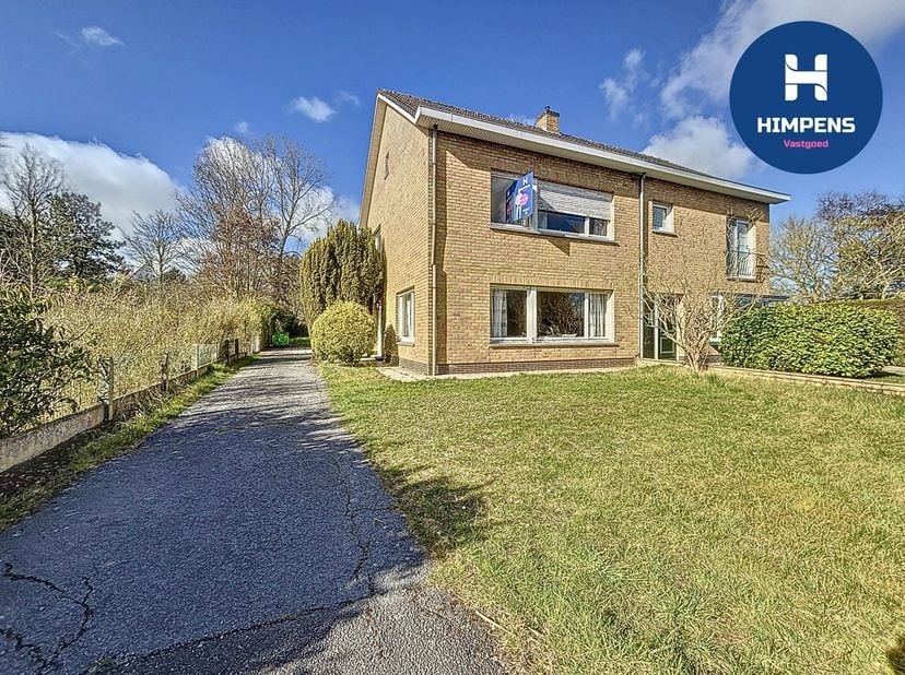 Gelegen in het idyllische Sint-Idesbald, op een ruim perceel van 625 m², biedt deze woning een unieke kans voor wie op zoek is naar een gezellige thui