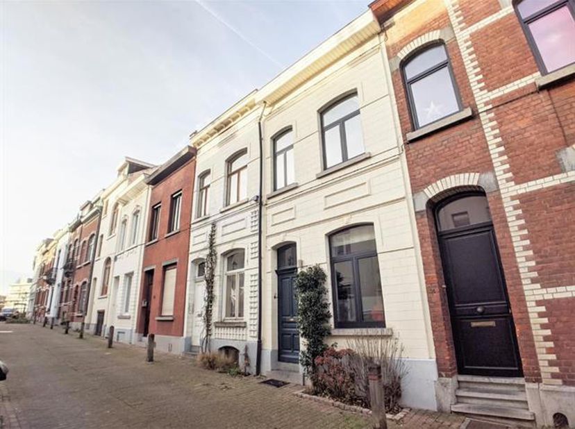 Maxime Real Estate vous présente une charmante maison meublée, 3 chambres + espace bureau.&lt;br /&gt;
Située dans une rue calme et verdoyante, à deux pas d